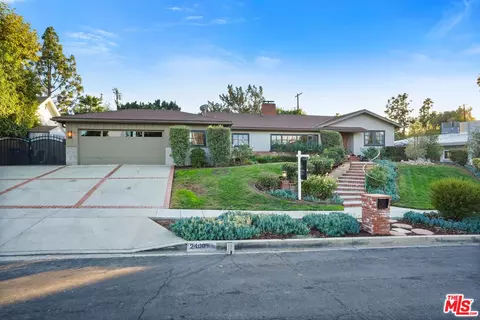 24008 Bessemer St, Woodland Hills, CA 91367