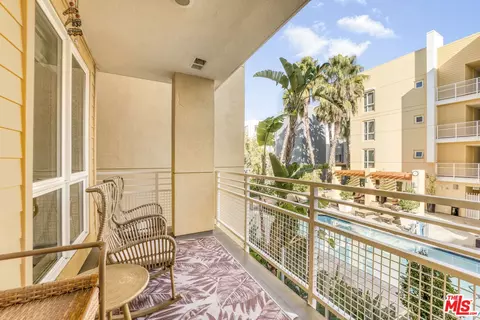 21301 Erwin St #327, Woodland Hills, CA 91367