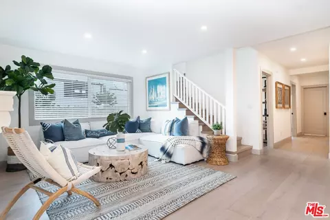 677 5th St, Hermosa Beach, CA 90254