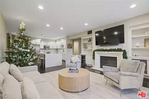 10878 Bloomfield St #208, Toluca Lake, CA 91602