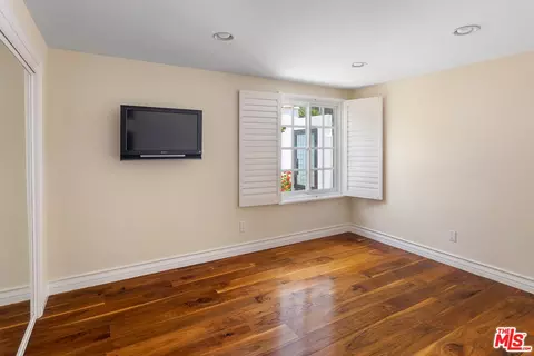 22800 Sparrowdell Dr, Calabasas, CA 91302