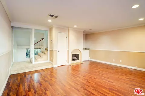 18631 Collins St #31, Tarzana, CA 91356