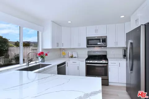 4110 Lost Springs Dr, Calabasas, CA 91301