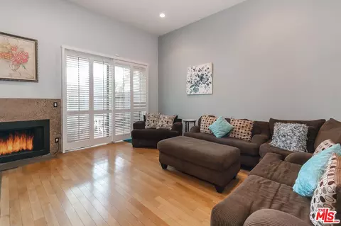 17801 Devonshire St #3, Northridge, CA 91325