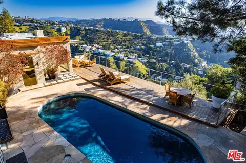 8250 Grand View Dr, Los Angeles, CA 90046