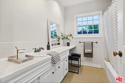 Bath - 4302 Saint Clair Ave, Studio City, CA 91604 photo 2 of 7
