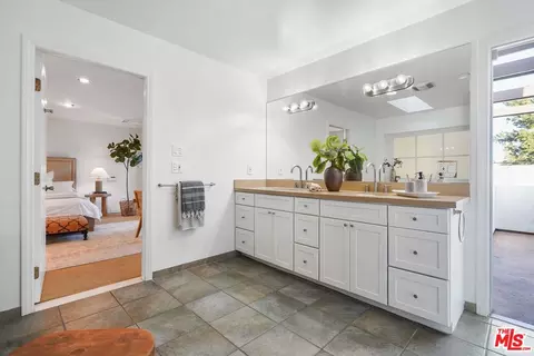 Bath - 4302 Saint Clair Ave, Studio City, CA 91604 photo 3 of 7