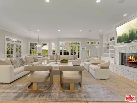 3925 Woodfield Dr, Sherman Oaks, CA 91403