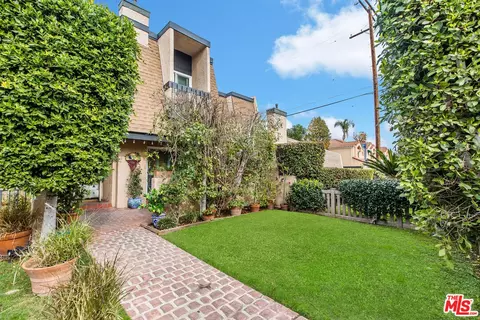 18305 Hatteras St #3, Tarzana, CA 91356