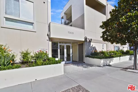 10609 Bloomfield St #306, Toluca Lake, CA 91602
