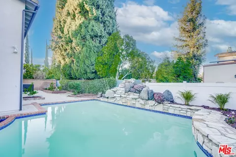 5622 Royer Ave, Woodland Hills, CA 91367
