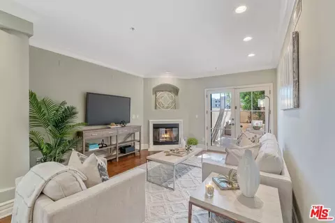 10618 Woodbridge St #105, Toluca Lake, CA 91602
