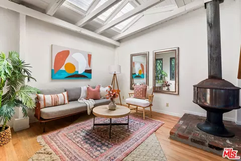 Living - 335 5th Ave, Venice, CA 90291 photo 5 of 5