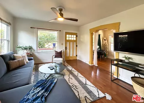Living - 335 5th Ave, Venice, CA 90291 photo 2 of 5