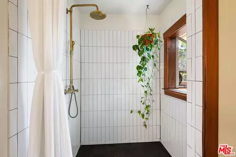 Bath - 335 5th Ave, Venice, CA 90291 photo 1 of 1