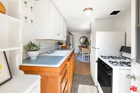 Kitchen - 335 5th Ave, Venice, CA 90291 photo 3 of 3