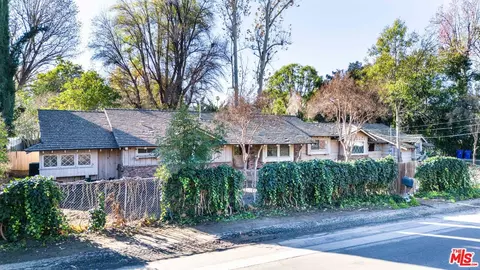 5100 Dumont Pl, Woodland Hills, CA 91364