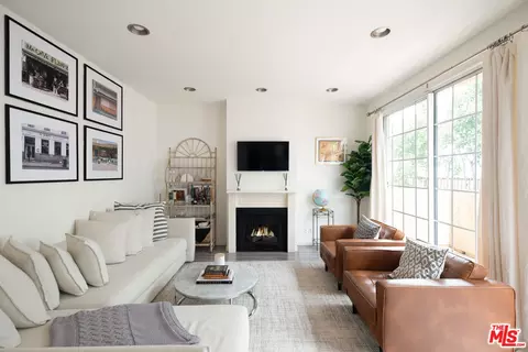 945 N Hudson Ave #102, Los Angeles, CA 90038