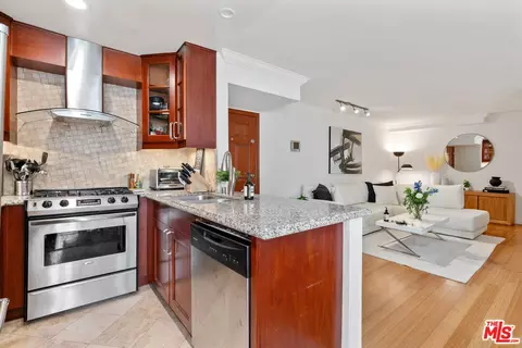 1154 S Barrington Ave #210, Los Angeles, CA 90049
