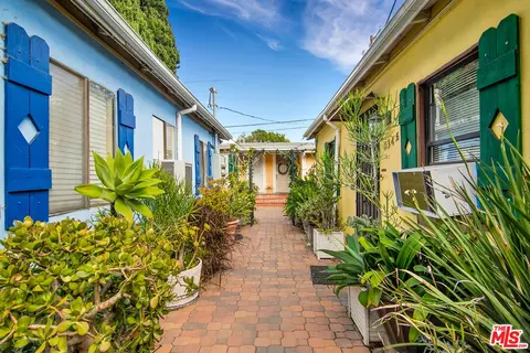 1134 N Beachwood Dr, Los Angeles, CA 90038