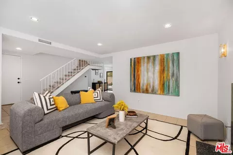 8407 Independence Ave, Canoga Park, CA 91304
