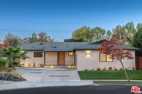 19224 Aetna St, Tarzana, CA 91356