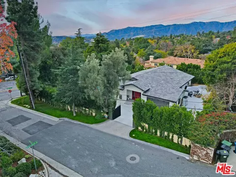 5209 Harter Ln, La Canada Flintridge, CA 91011