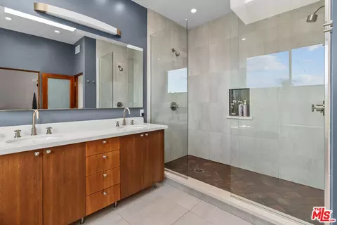 Bath - 449 28th Ave, Venice, CA 90291 photo 4 of 5