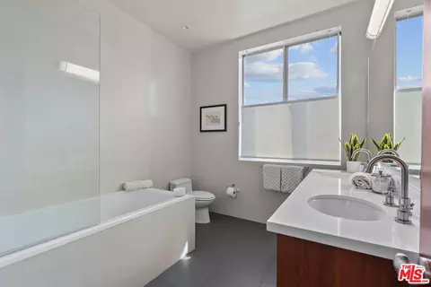 Bath - 449 28th Ave, Venice, CA 90291 photo 1 of 5
