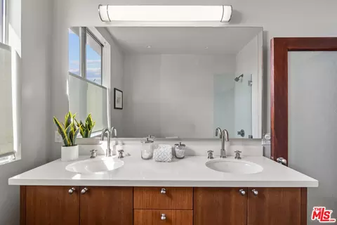 Bath - 449 28th Ave, Venice, CA 90291 photo 2 of 5