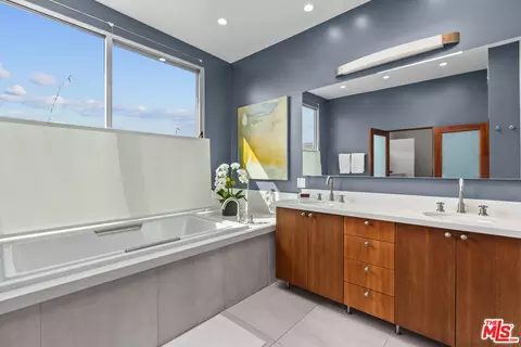 Bath - 449 28th Ave, Venice, CA 90291 photo 3 of 5