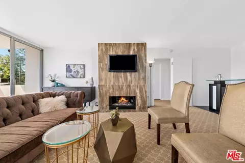 725 S Barrington Ave #207, Los Angeles, CA 90049