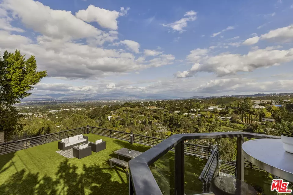 View/Area - 4556 Martson Dr, Encino, CA 91316 photo 4 of 11