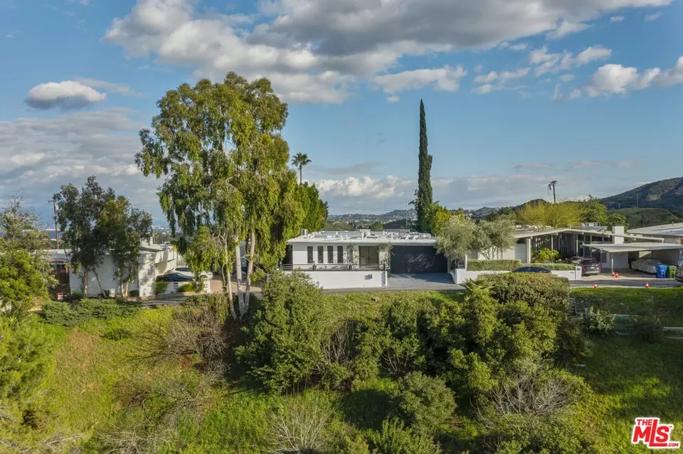 View/Area - 4556 Martson Dr, Encino, CA 91316 photo 5 of 11