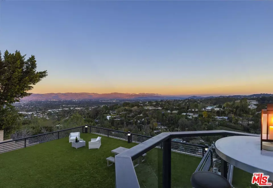 View/Area - 4556 Martson Dr, Encino, CA 91316 photo 8 of 11