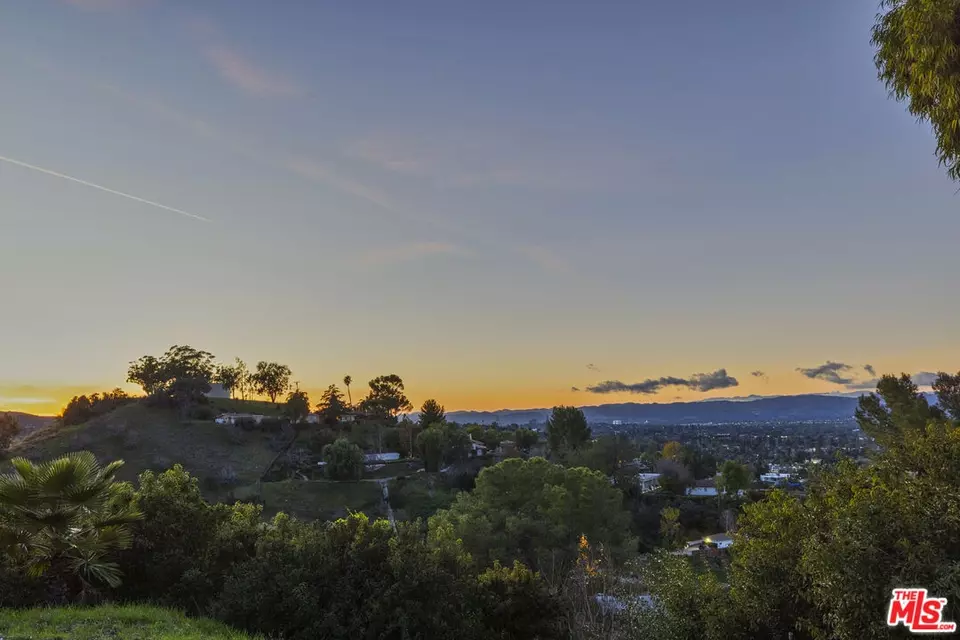 View/Area - 4556 Martson Dr, Encino, CA 91316 photo 3 of 11