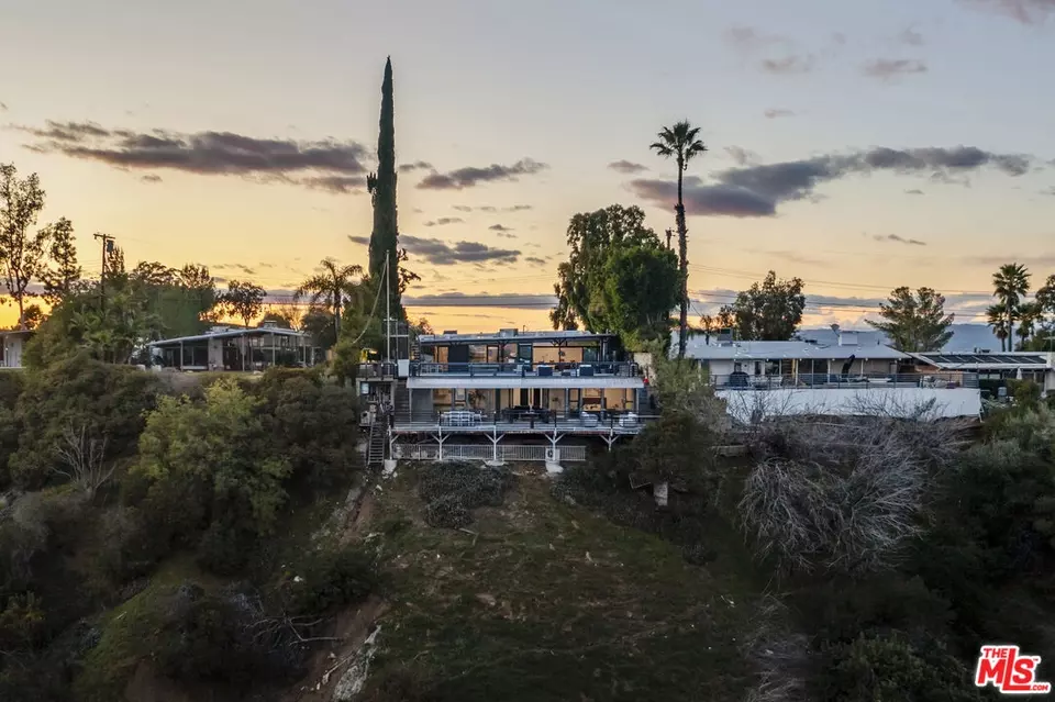 View/Area - 4556 Martson Dr, Encino, CA 91316 photo 2 of 11
