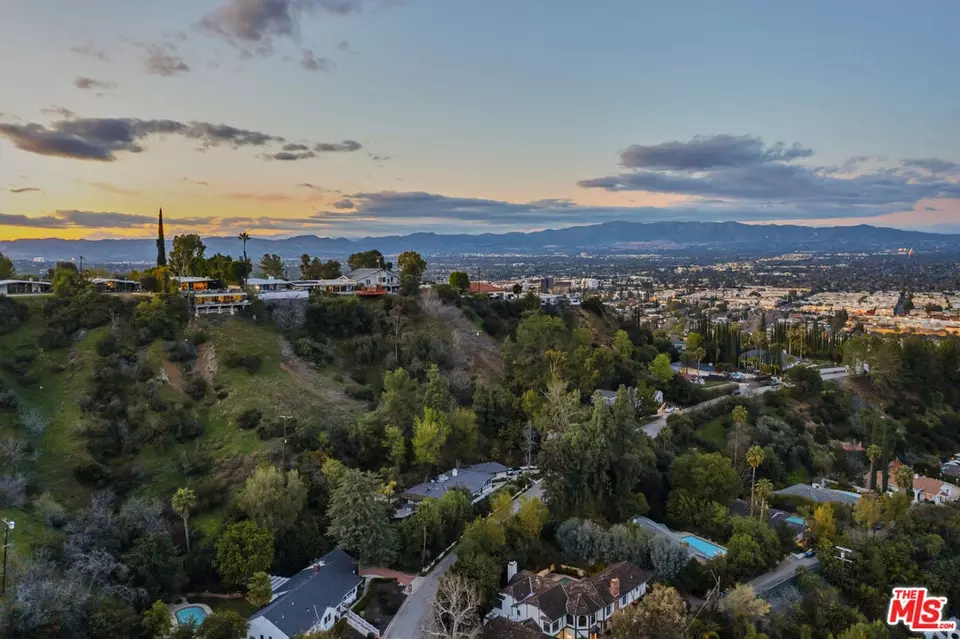 View/Area - 4556 Martson Dr, Encino, CA 91316 photo 10 of 11