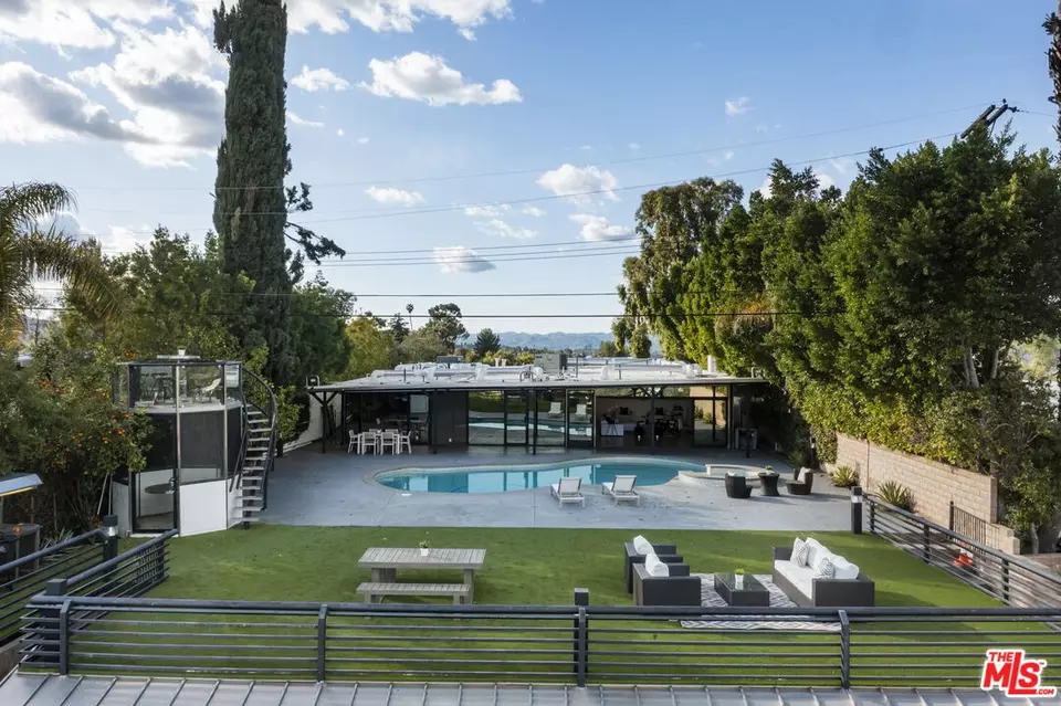 View/Area - 4556 Martson Dr, Encino, CA 91316 photo 9 of 11
