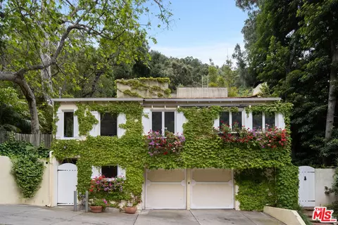 9850 Easton Dr, Beverly Hills, CA 90210