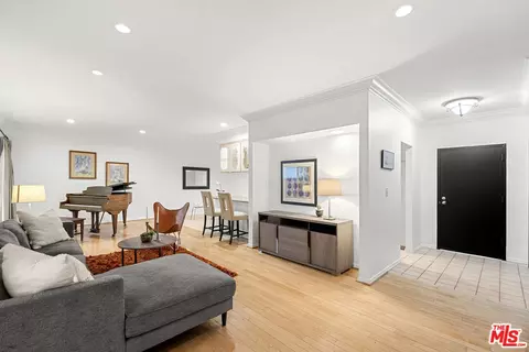 1250 N Kings Rd #208, West Hollywood, CA 90069