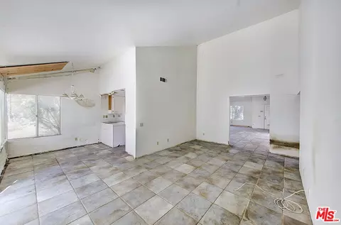 Living - 3061 Klamath Ave, Simi Valley, CA 93063 photo 1 of 2