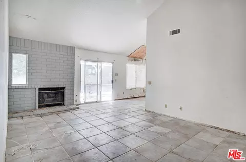 Living - 3061 Klamath Ave, Simi Valley, CA 93063 photo 2 of 2