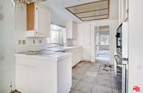 Kitchen - 3061 Klamath Ave, Simi Valley, CA 93063 photo 2 of 4
