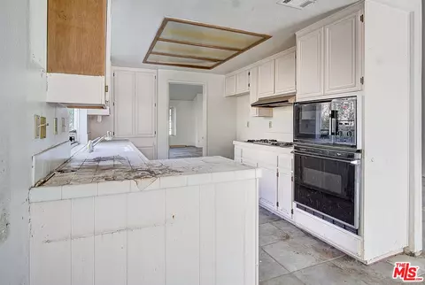 Kitchen - 3061 Klamath Ave, Simi Valley, CA 93063 photo 3 of 4