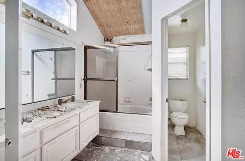 Bath - 3061 Klamath Ave, Simi Valley, CA 93063 photo 1 of 2