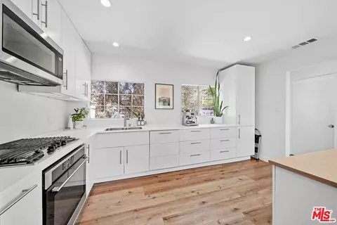 6926 Cedros Ave, Van Nuys, CA 91405