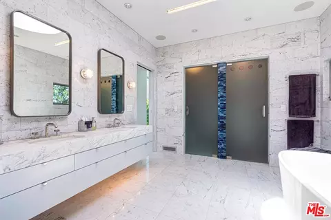 Bath - 1342 Appleton Way, Venice, CA 90291 photo 3 of 7
