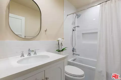 Bath - 5410 Murietta Ave, Sherman Oaks, CA 91401 photo 1 of 3