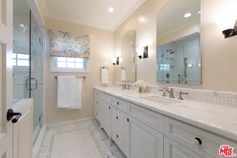 Bath - 5410 Murietta Ave, Sherman Oaks, CA 91401 photo 2 of 3